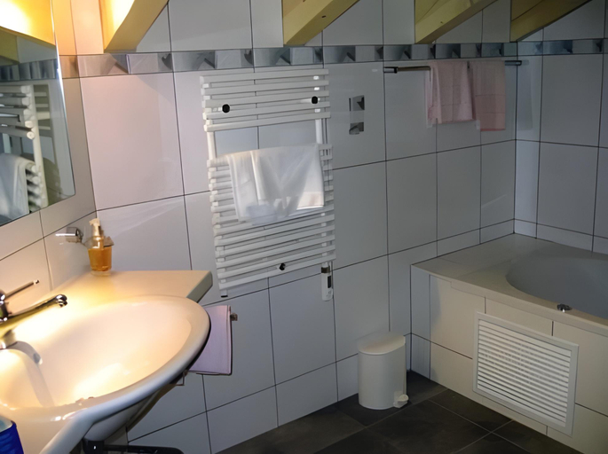 Bathroom 2, Hotel Feehof Garni, Visp