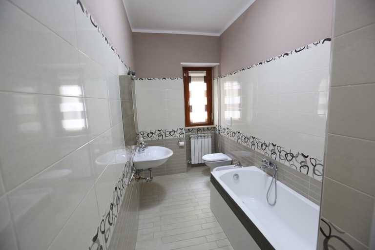 Bathroom 4, Casa Michela, L'Aquila