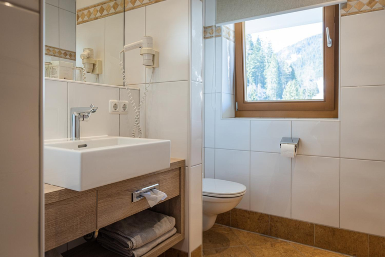Bathroom 4, Hotel Sonnegg, Zell am See