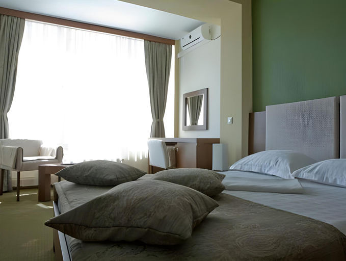 Others 3, Hotel Royale, Galati