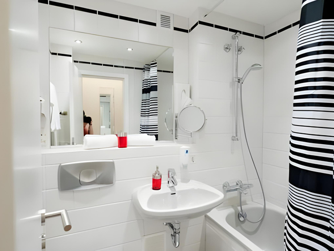 Bathroom 2, Hotel Esplanade, Köln