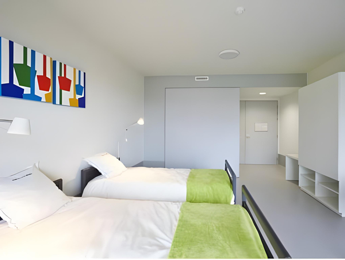 Bedroom 3, Hotel Middelpunt - Gratis Parking - Ontbijt inbegrepen!, West-Vlaanderen
