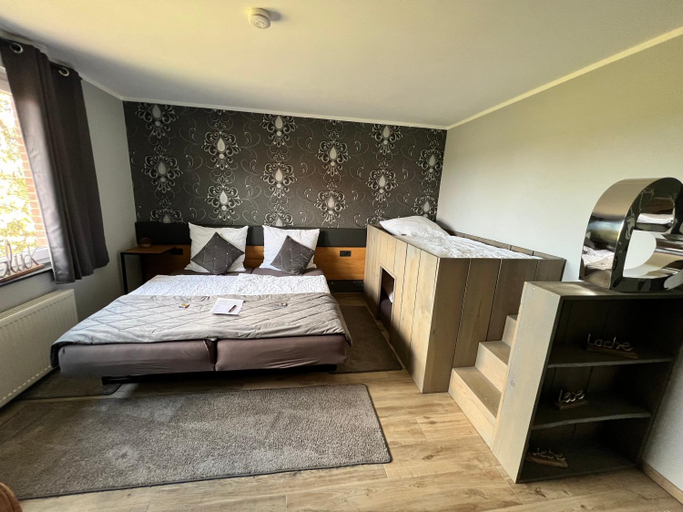 Others 5, Pension auf dem Land, Kleve