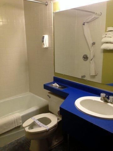 Bathroom 2, Cedar Inn, Pembina