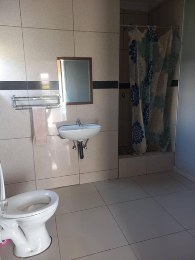 Bathroom 5, Universe GuestHouse, Chobe