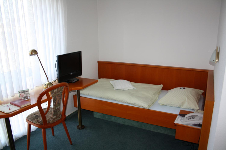 Bedroom 2, Hotel-Dorfler Garni, Aschaffenburg