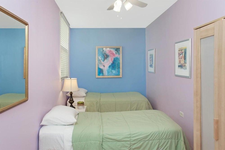 Chicago Parthenon Hostel, Cook