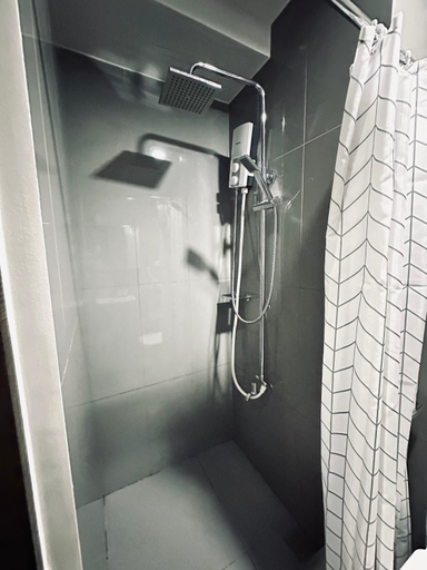 Bathroom 4, Homey 1-bedroom condo at the center of Makati, Makati City