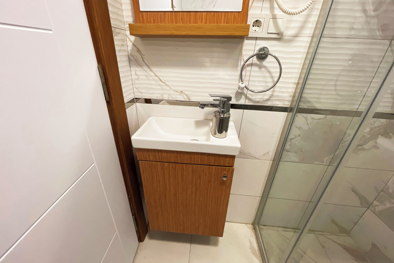 Bathroom 4, Charming studio apt with fast WiFi and AC near Nisantasi and Taksim #101, Şişli