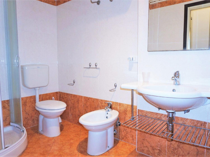 Bathroom, Coastal Apartment With Pool in Caorle, Venezia