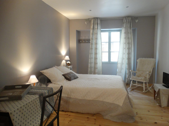 Others 5, Chambres d'hotes independantes au rez-de-chaussee d'une maison provencale dont une avec cour interie, Bouches-du-Rhône