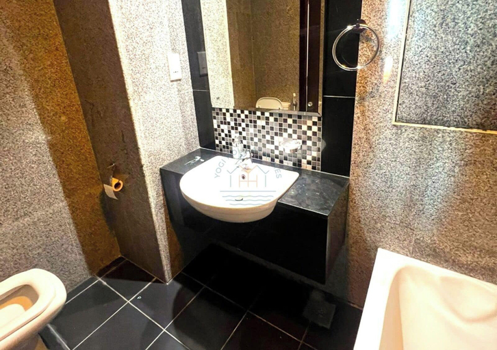 Bathroom 4, Modern & Cozy 1-BR in Business Bay, Dubai
