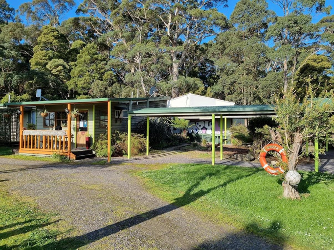 Exterior & Views 1, Strahan Backpackers, West Coast