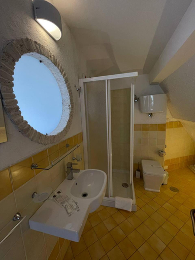 Bathroom 3, Lady White, Vibo Valentia
