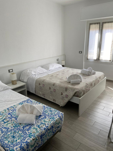 Bedroom 2, Albergo Aduepassi & Servizio Bike Room, Savona