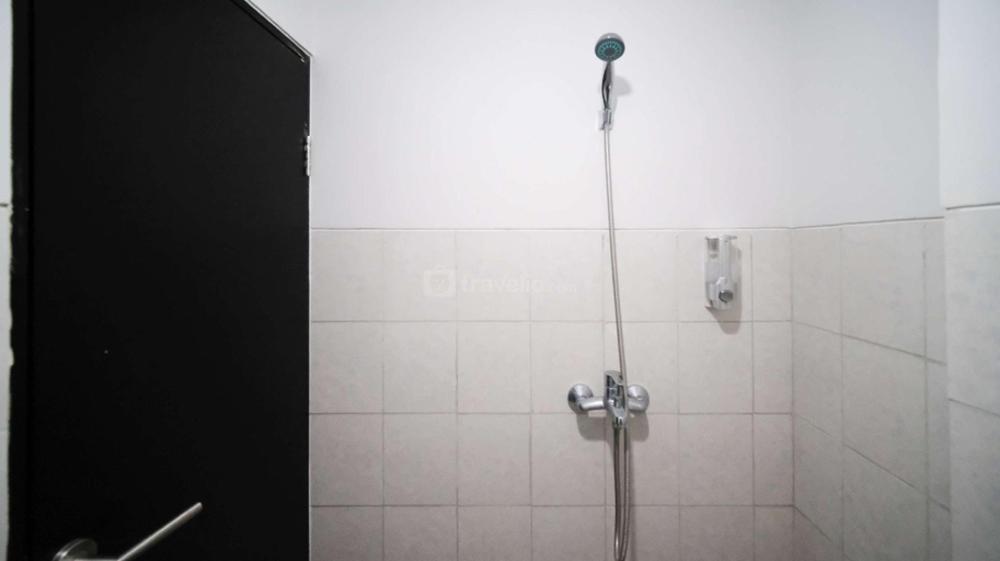 Bathroom 2, Studio (No Kitchen) Suncity Residence By Travelio, Sidoarjo