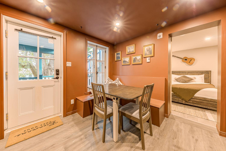Others 3, North House - Quebec City 2 Bedroom Treasure, Communauté-Urbaine-de-Québec