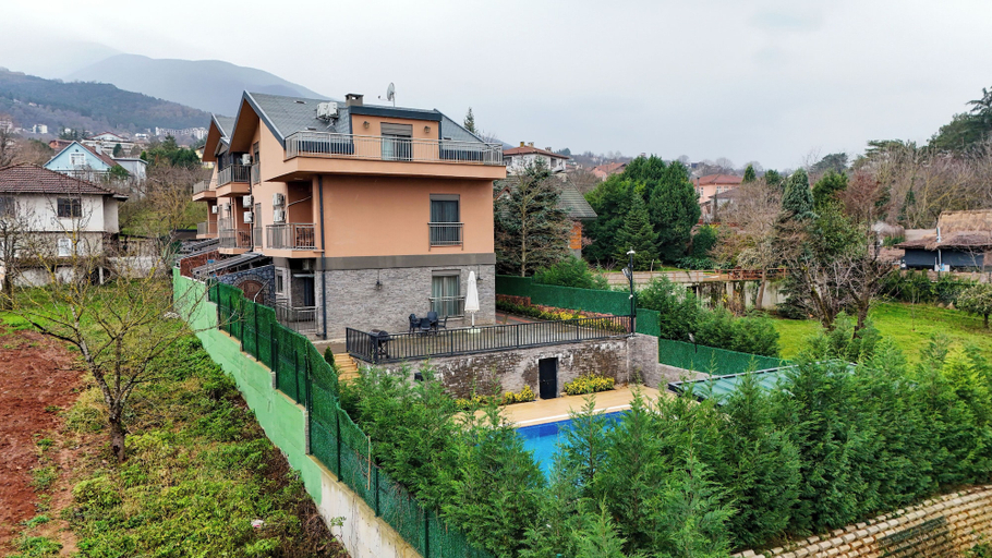 Exterior & Views