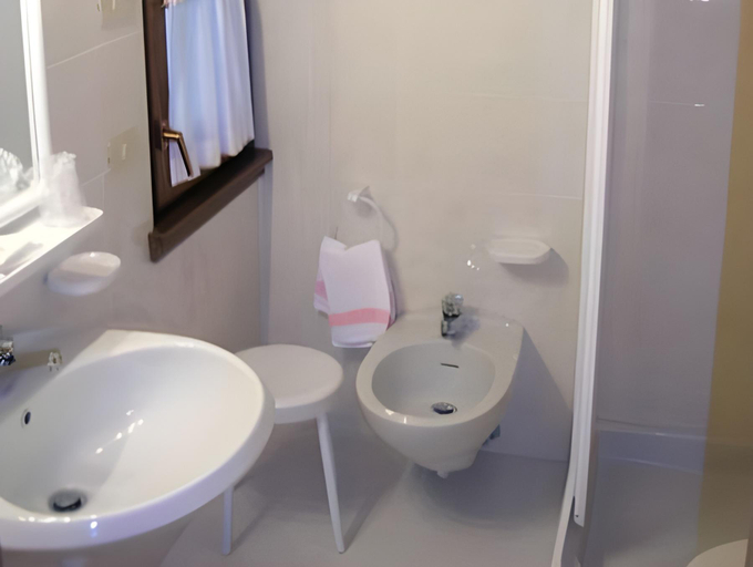 Bathroom 3, Hotel Collini, Trento