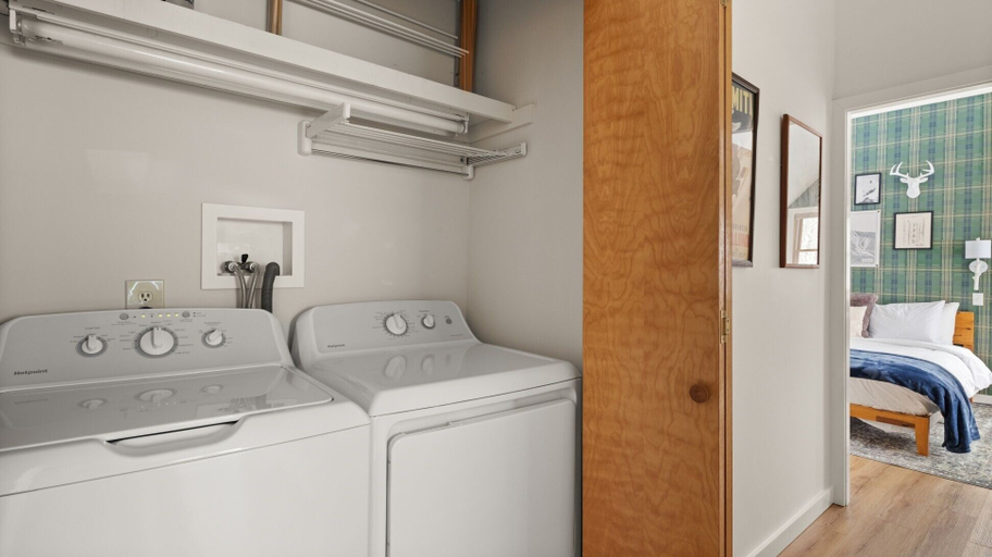 Bathroom, Clyde's Cabin 4 Bedroom Home, Washington