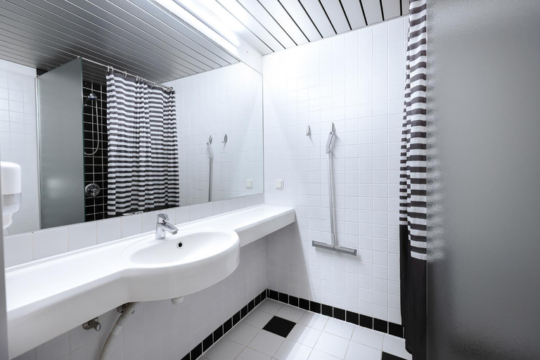 Bathroom 4, Peoleo Hotell, Saku