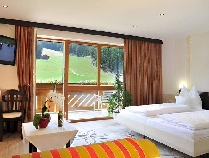 Bedroom, Familienhotel Moos Alm, Lienz