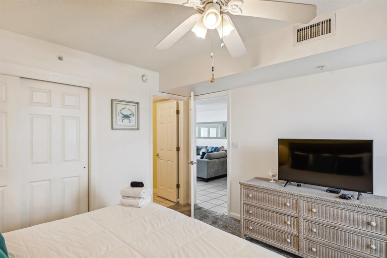 Bedroom 3, Recently renovated 2 bedroom/2 bath on 7th floor! by RedAwning, Okaloosa