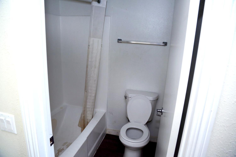 Bathroom 5, Airport Stay Motel, San Bernardino