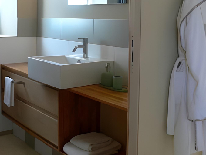 Bathroom 3, Les Foucauds, Gironde