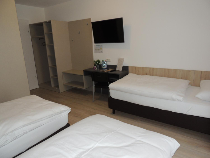 Others 3, AVIA Motel Bisamberg, Korneuburg