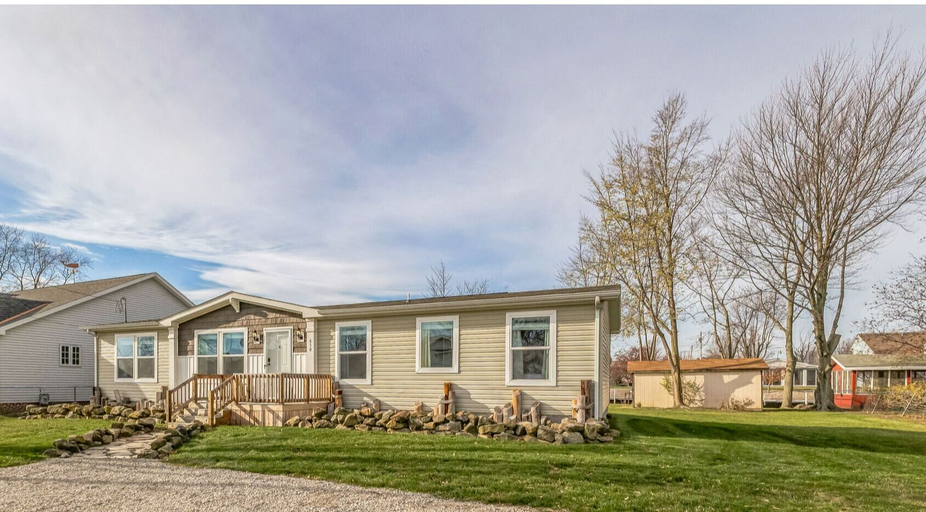 Exterior & Views 2, Sunsets & Serenity: Port Clinton Waterfront Stay 3 Bedroom Home, Ottawa