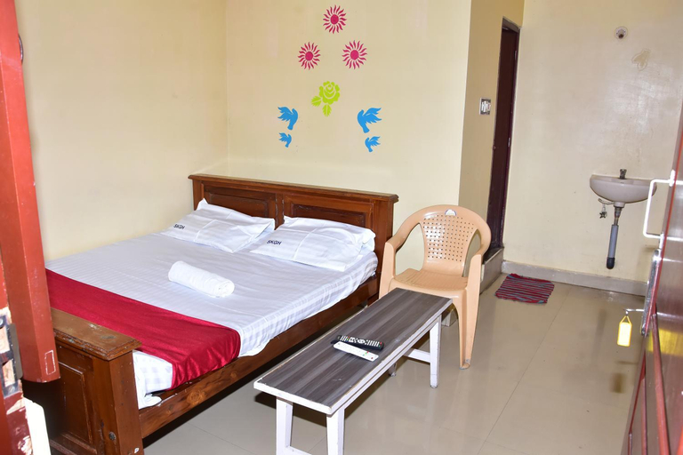 Bedroom 2, Sri Krishna Guest House, Puducherry