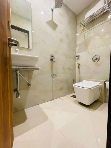 Bathroom 3, Hotel Hilton Suites, Mumbai Suburban