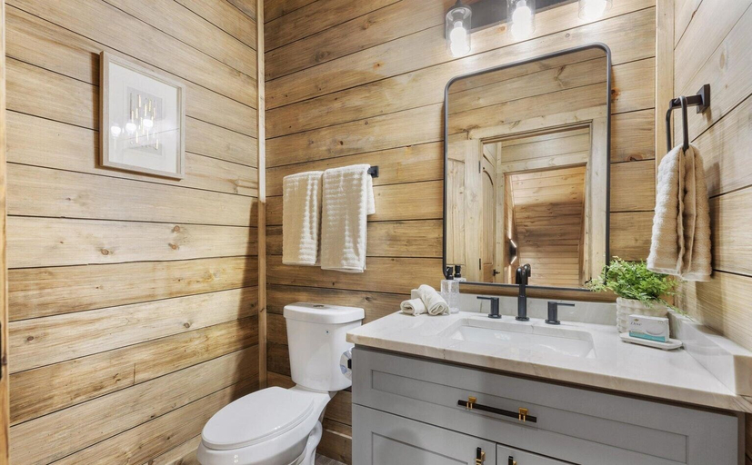 Bathroom 4, Burch's Bear Splash 4 Bedroom Cabin, Sevier