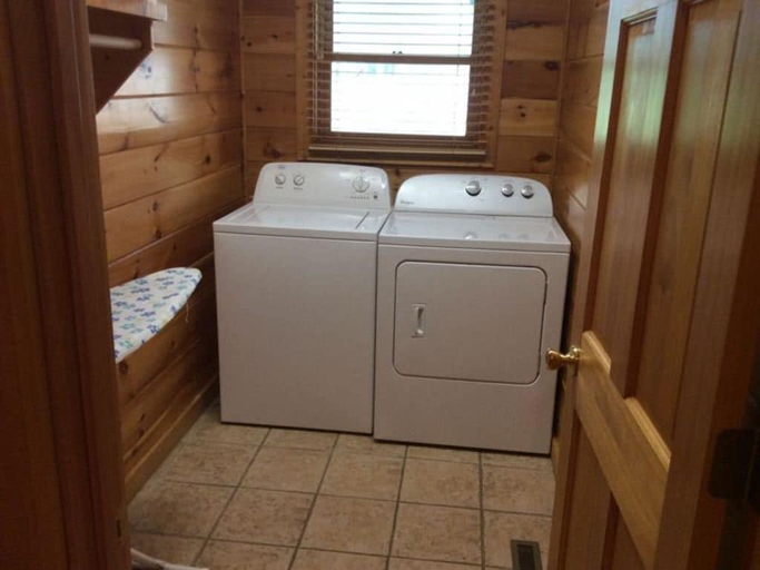 Bathroom 3, Spacious Party Hut Near Attractions by Redawning, Sevier