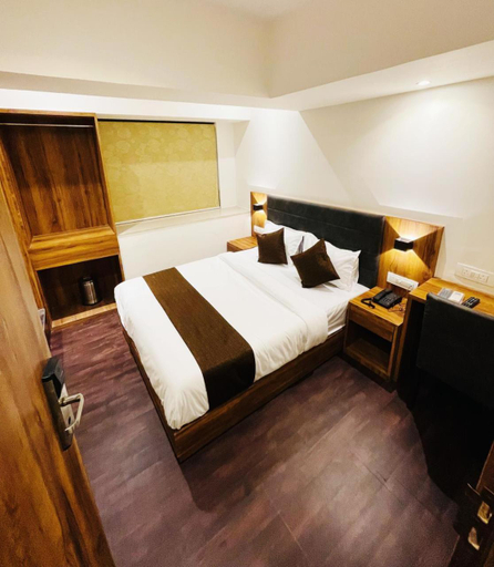 Others 5, Hotel Hilton Suites, Mumbai Suburban