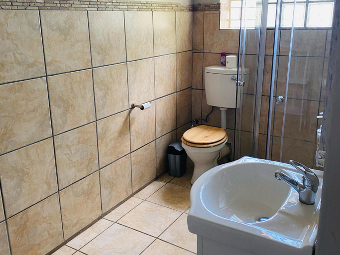 Bathroom, Biekiesvlei, Ngaka Modiri Molema