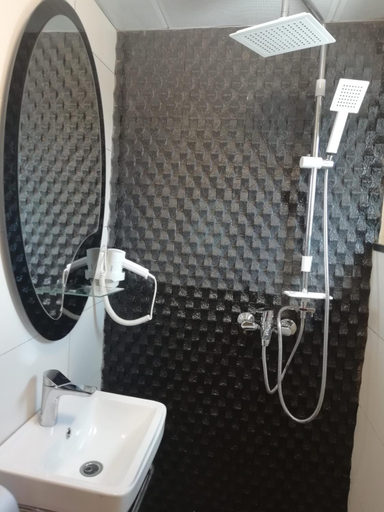 Bathroom 3, Hotel La Principaute, Wouri