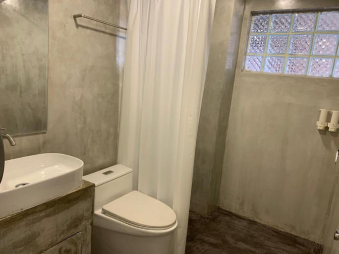 Bathroom 3, Longzhu Guesthouse, Khlong San