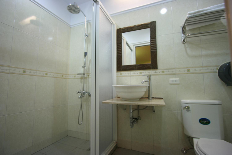 Bathroom 2, A Cup Hostel, Pingtung