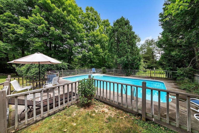 Bear Pass - Mountain View 4 Bedroom Home by RedAwning, Bennington