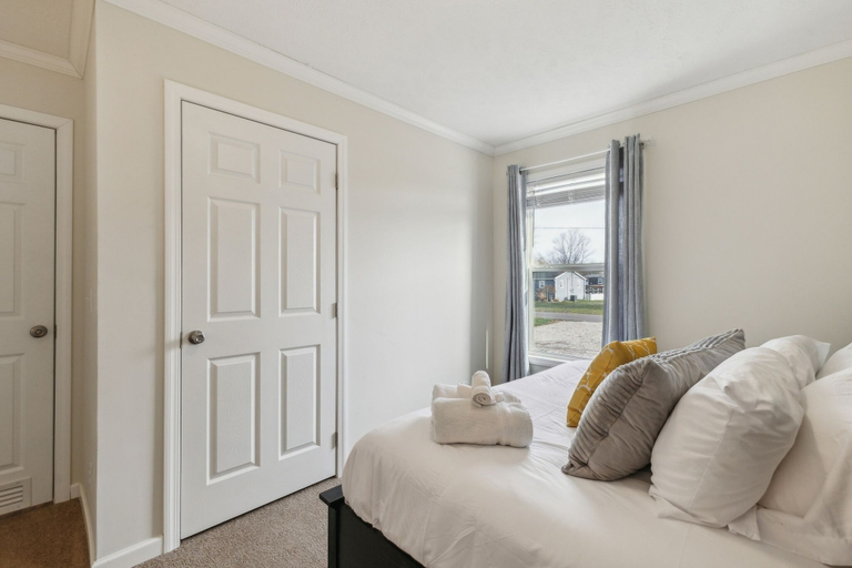 Bedroom 3, Sunsets & Serenity: Port Clinton Waterfront Stay 3 Bedroom Home, Ottawa