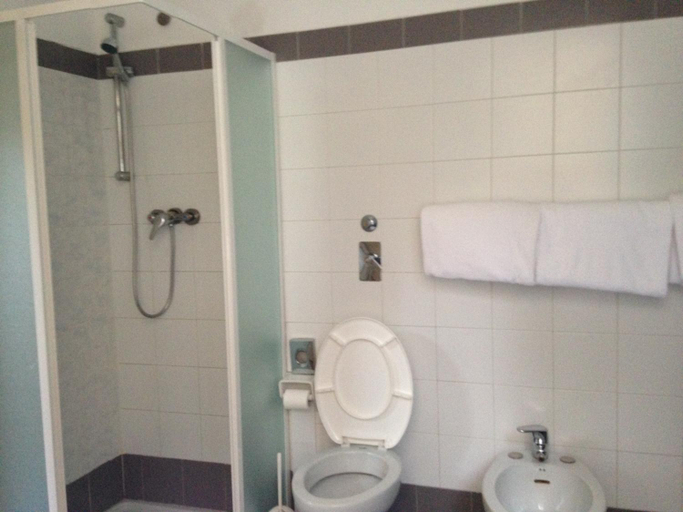 Bathroom 5, Hotel Boston, Milano