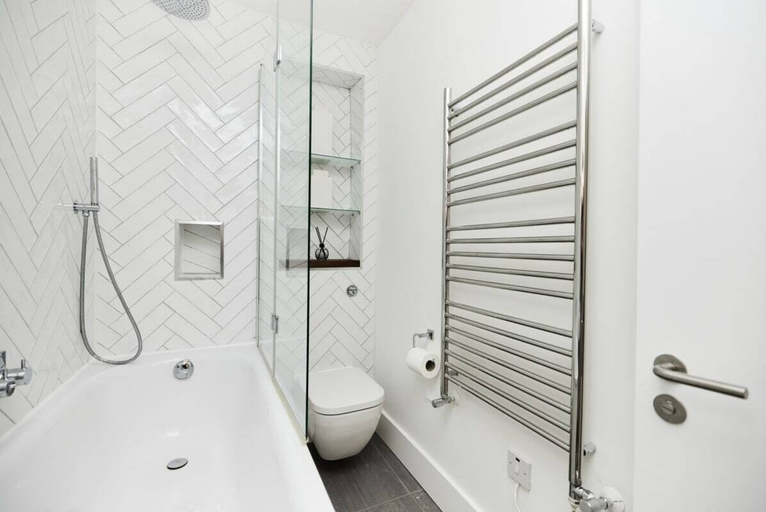 Bathroom, The Ravenscourt Park Escape - Bright 2bdr Flat, London