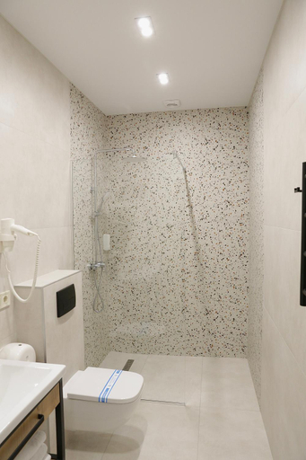 Bathroom 3, Duboviy Gai Hotel, Vinnyts'kyi