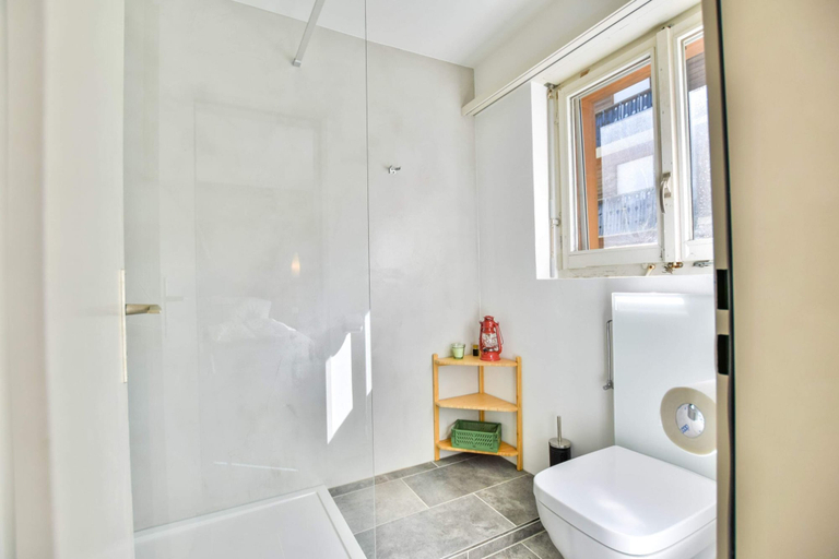 Bathroom 3, Rhodania 55, Raron