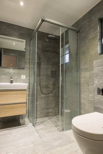 Bathroom 3, Chalet Okkernoot, Raron