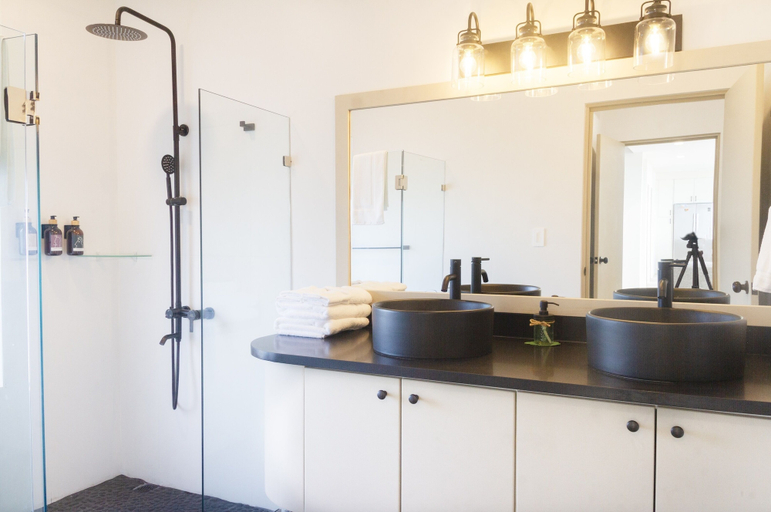 Bathroom, Prime Hermosa: Ocean View Villa w/ Infinity Pool by RedAwning, Garabito