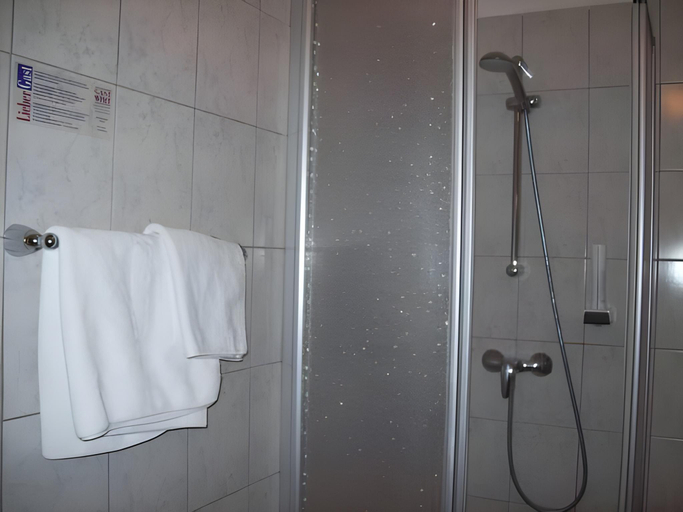 Bathroom 3, Hubertushof Fromwald Hotel und Gasthof, Wiener Neustadt Land