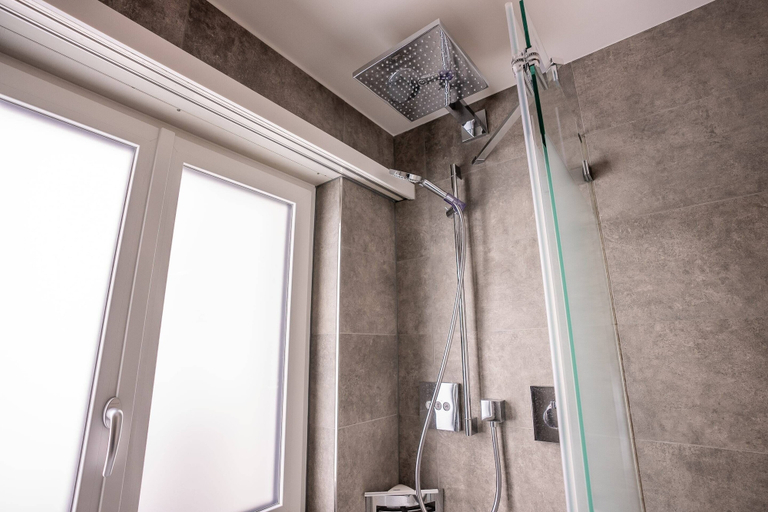 Bathroom 4, Hollandia 15, Raron